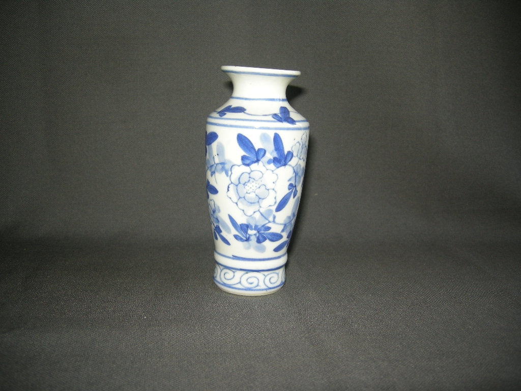 diverse serviesdelen 007. vaasje wit - blauw