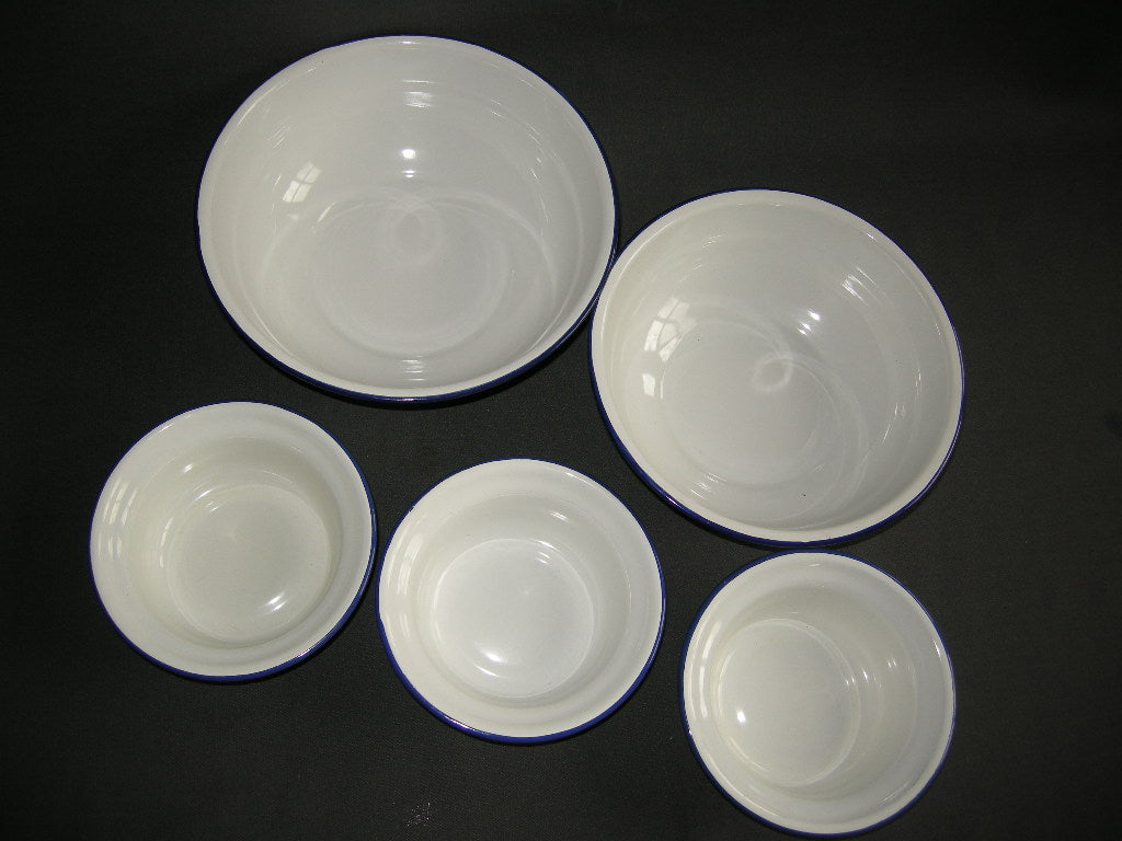 emaille wit 007. set van 5 schaaltjes, blauwe rand