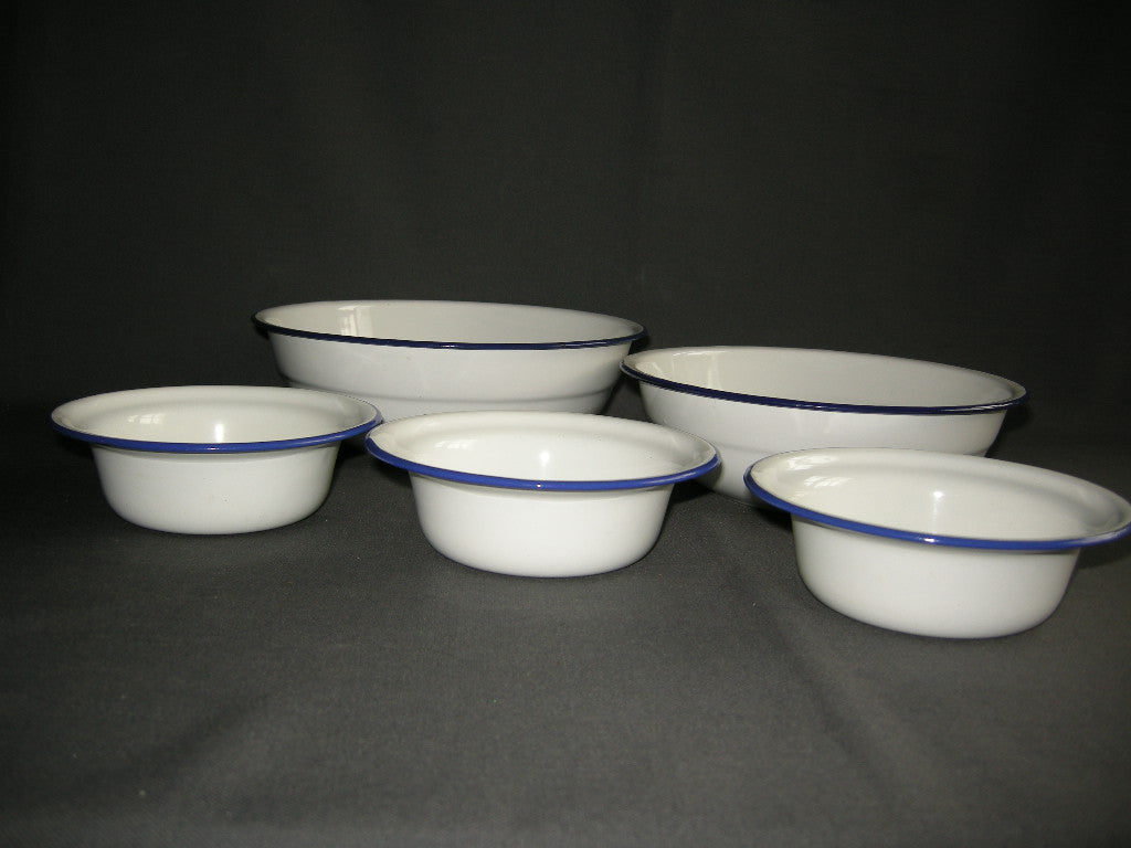 emaille wit 007. set van 5 schaaltjes, blauwe rand