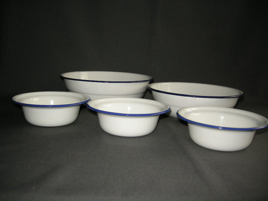 emaille wit 007. set van 5 schaaltjes, blauwe rand