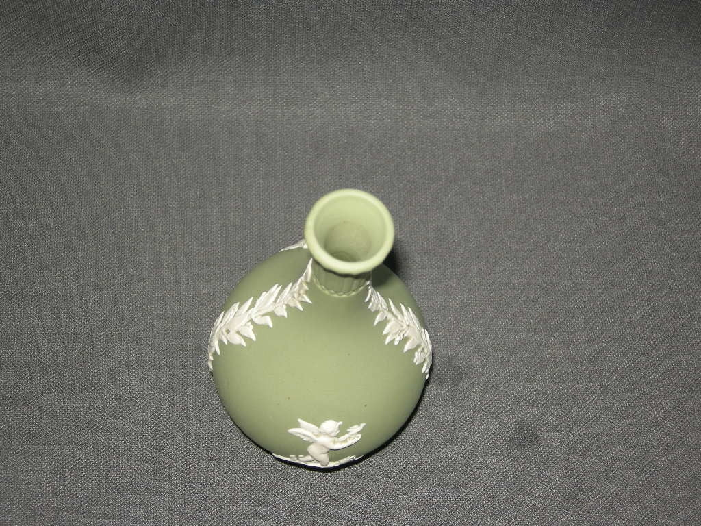 Wedgwood Jasperware groen 008. vaasje