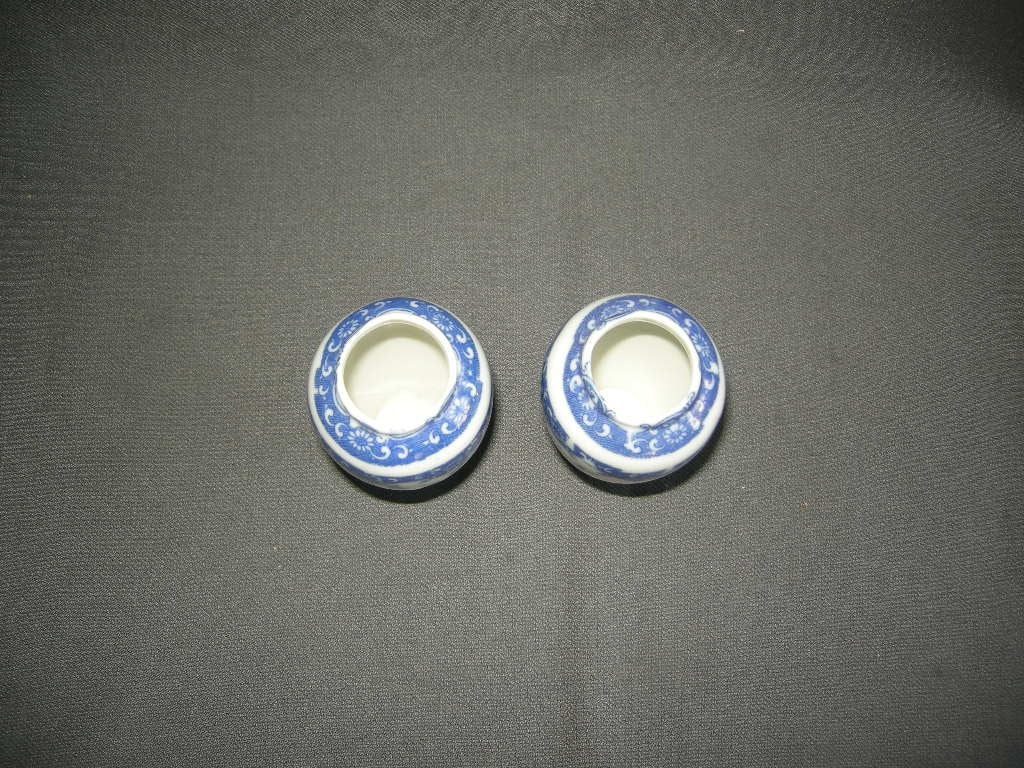 diverse serviesdelen 008. 2 vaasjes wit - blauw