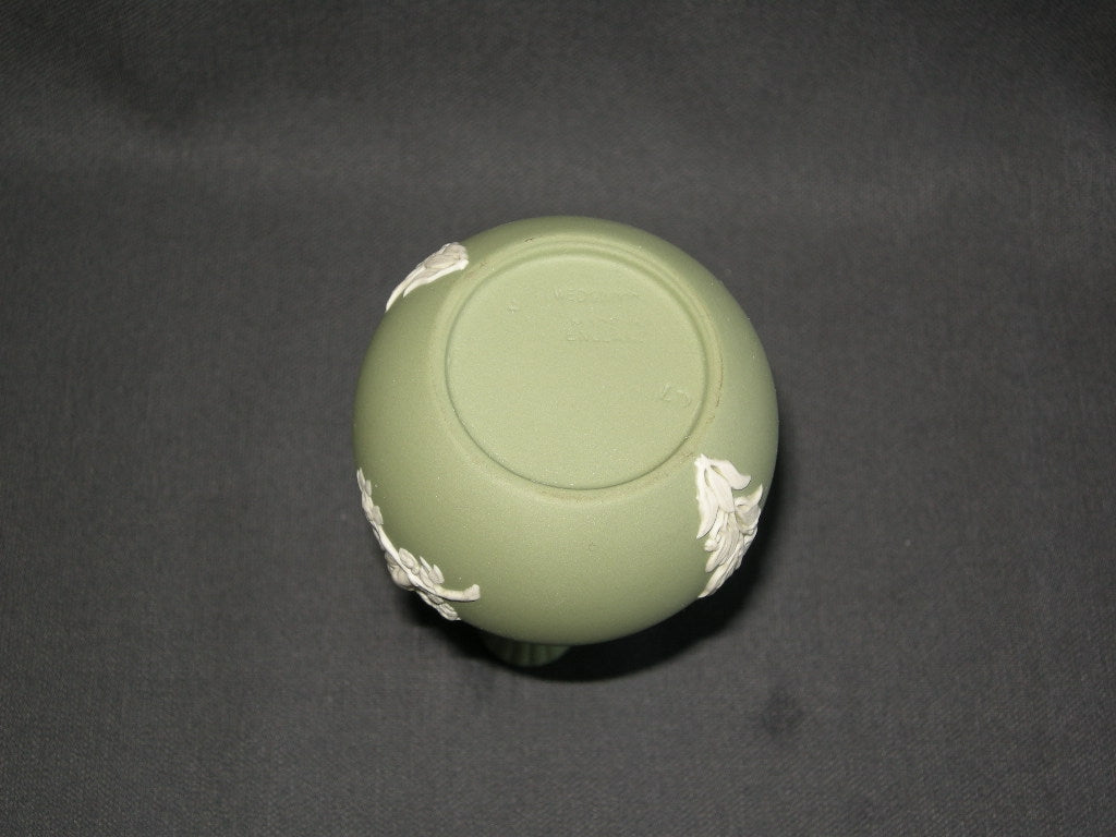 Wedgwood Jasperware groen 008. vaasje