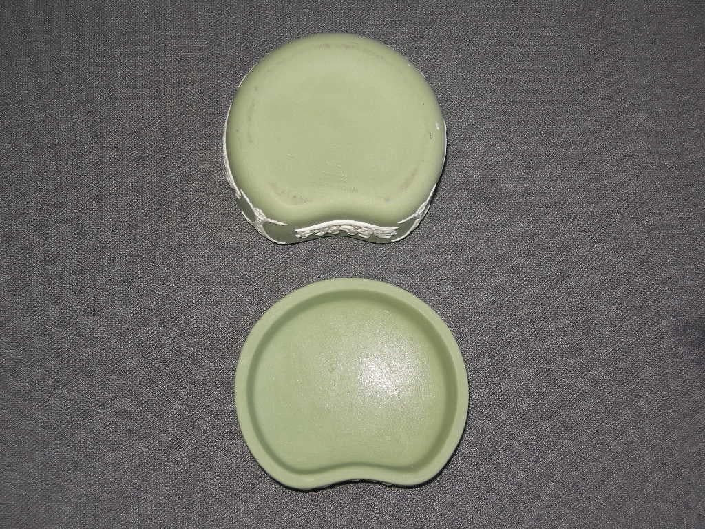 Wedgwood Jasperware groen 009. dekseldoosje