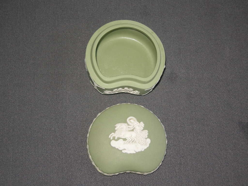 Wedgwood Jasperware groen 009. dekseldoosje