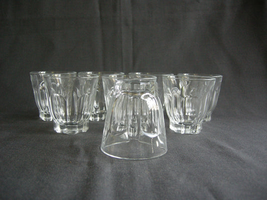 glas - kristal diverse glazen 009. 8 kleine glaasjes