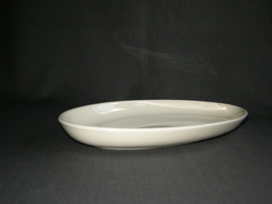 Petrus Regout roomwit 009. vleesschaaltje 24 x 13,5 x 2,5 cm.