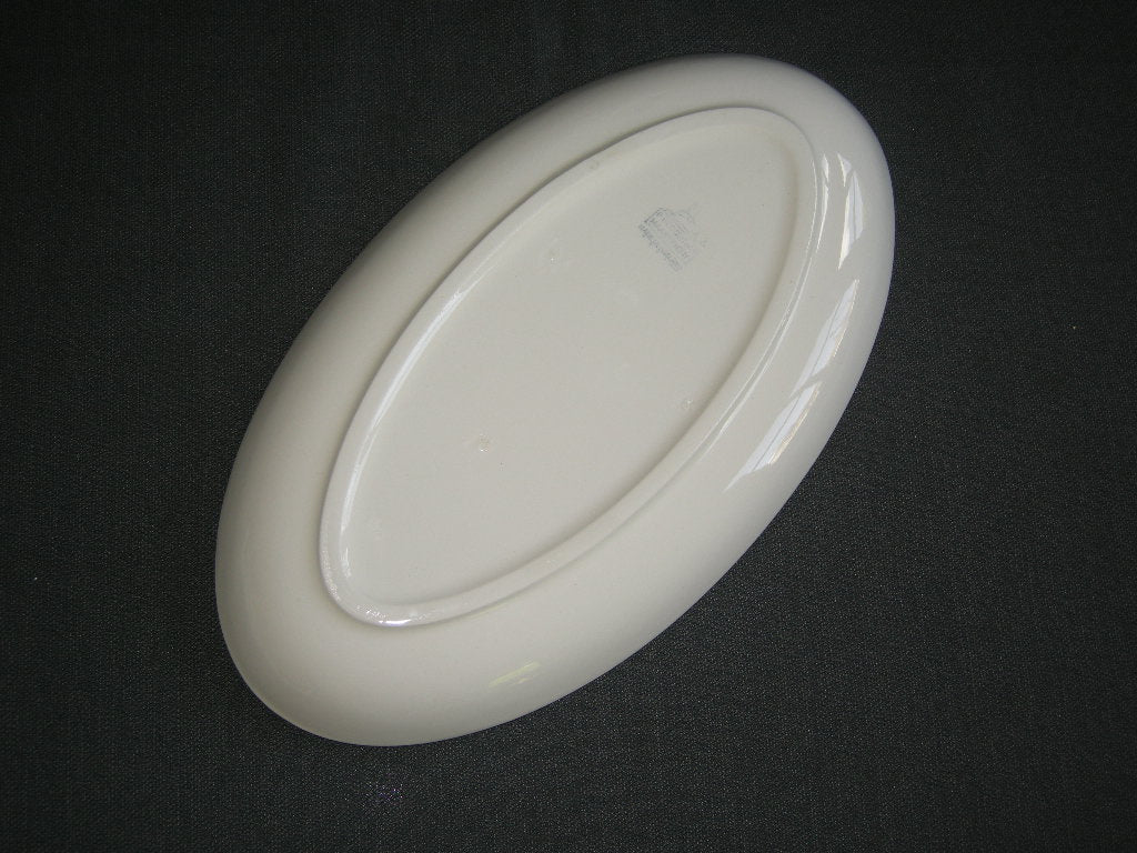 Petrus Regout roomwit 009. vleesschaaltje 24 x 13,5 x 2,5 cm.
