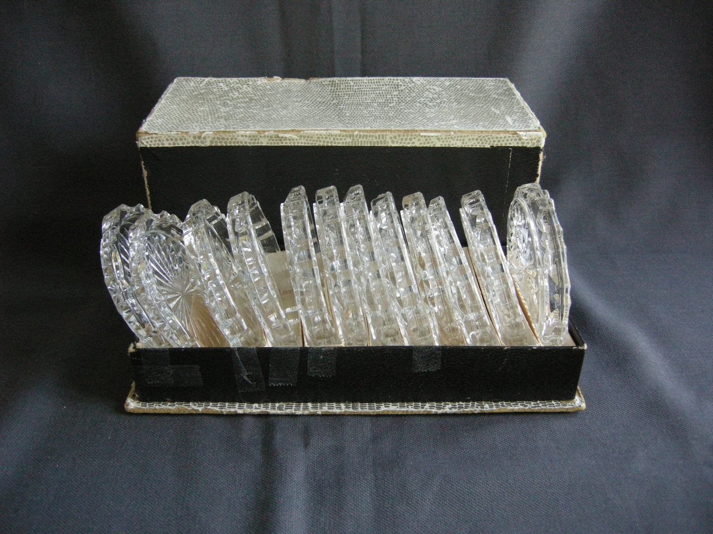 Gebruikt glas - kristal onderzetters 001. 12 stuks in oud doosje