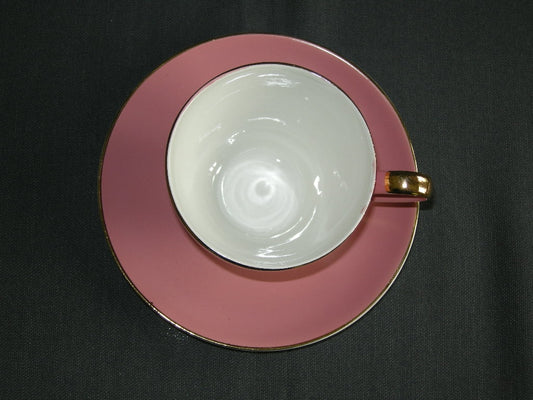 Petrus Regout / Royal Sphinx pastel rose 011. kop & schotel met goudkleurige rand