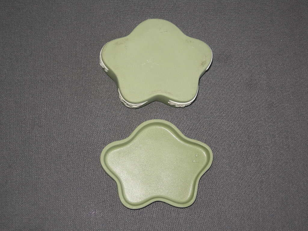 Wedgwood Jasperware groen 011. dekseldoosje
