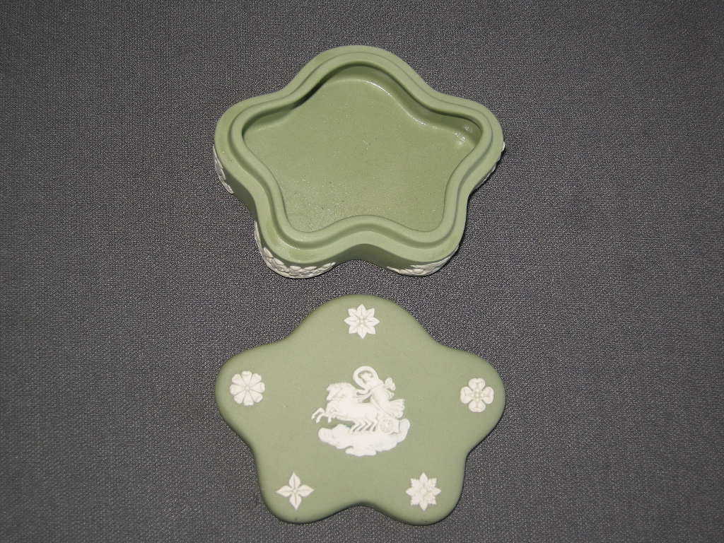 Wedgwood Jasperware groen 011. dekseldoosje