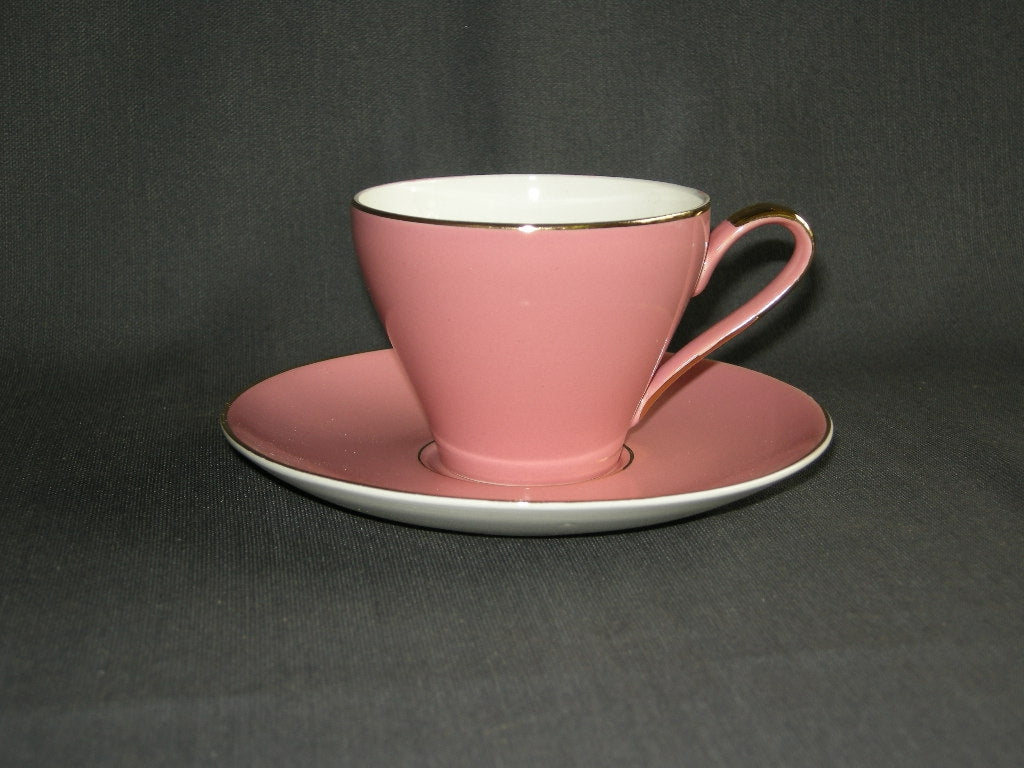 Petrus Regout / Royal Sphinx pastel rose 011. kop & schotel met goudkleurige rand