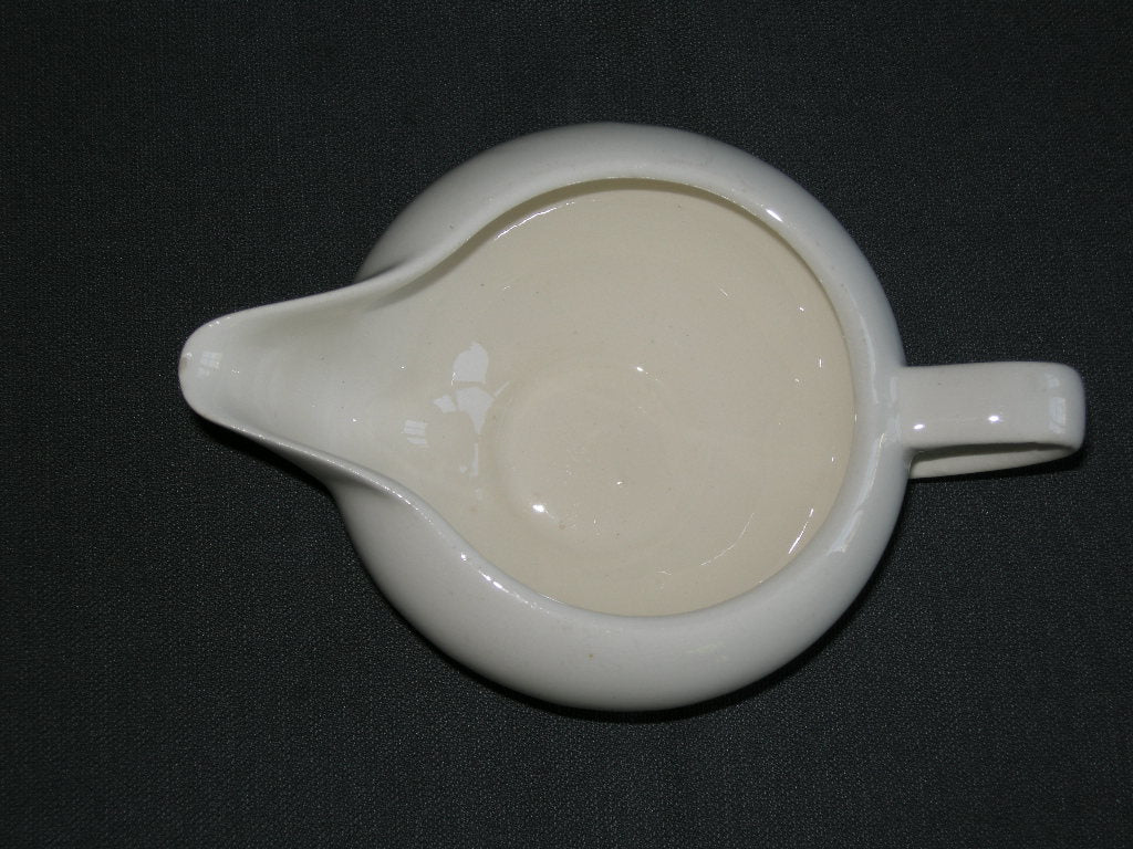 Petrus Regout roomwit 011. melkkannetje met beschadiging tuit