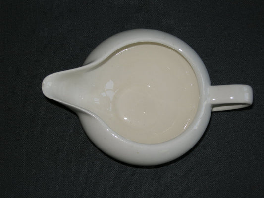 Petrus Regout roomwit 011. melkkannetje met beschadiging tuit