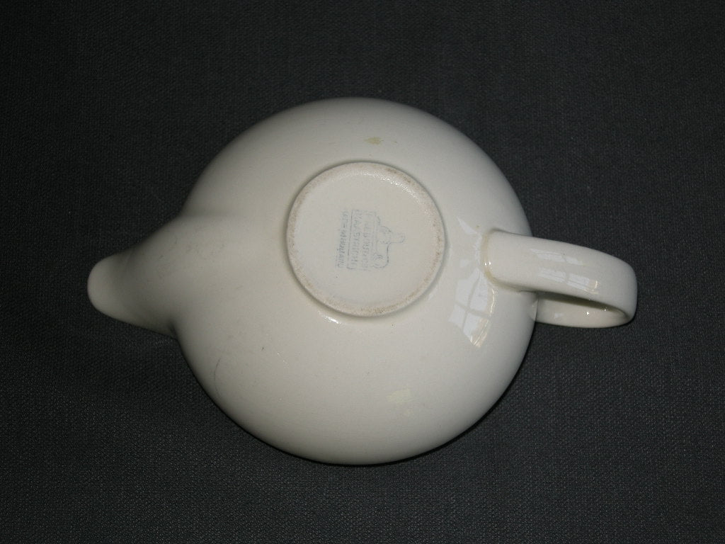 Petrus Regout roomwit 011. melkkannetje met beschadiging tuit