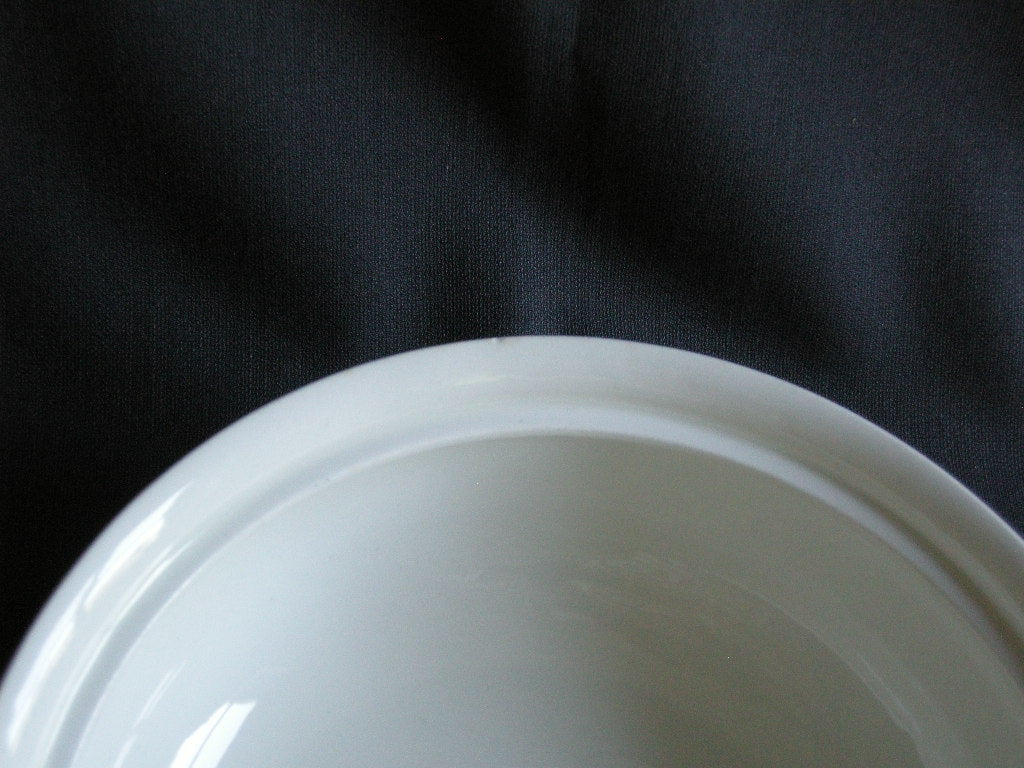 Petrus Regout roomwit 012. dekschaal O22 cm.