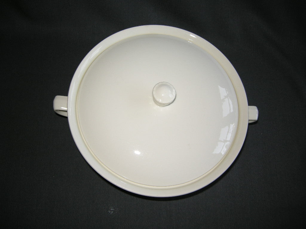 Petrus Regout roomwit 012. dekschaal O22 cm.