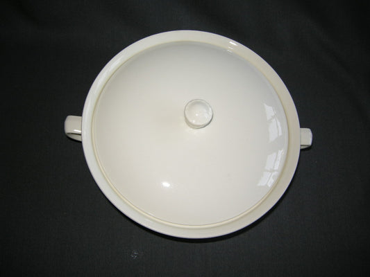 Petrus Regout roomwit 012. dekschaal O22 cm.