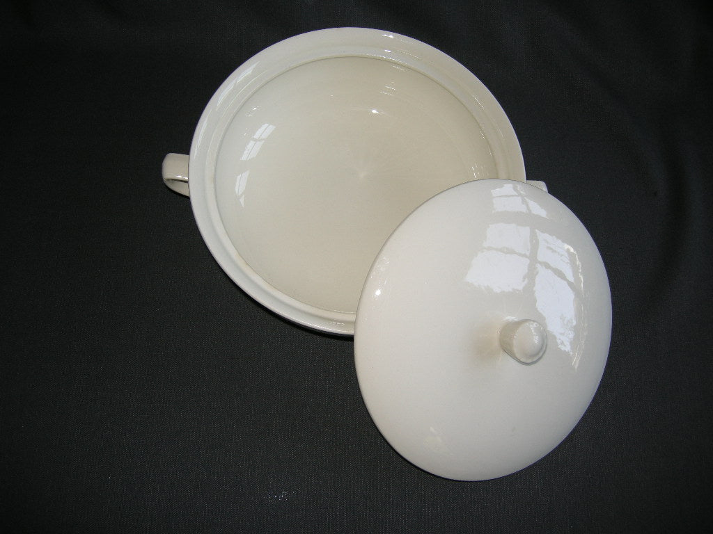 Petrus Regout roomwit 012. dekschaal O22 cm.