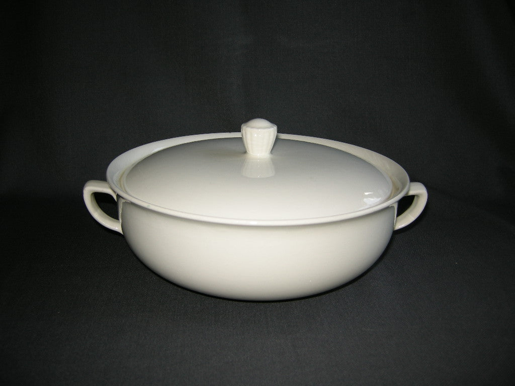 Petrus Regout roomwit 012. dekschaal O22 cm.