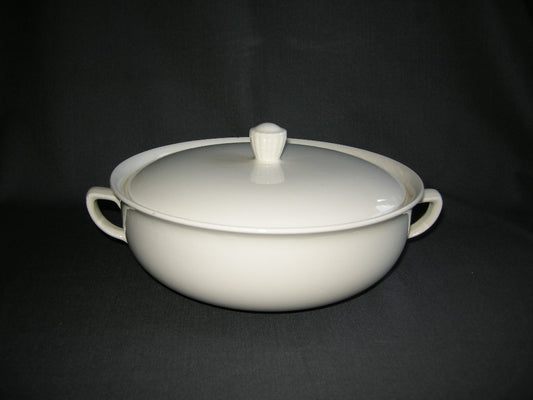 Petrus Regout roomwit 012. dekschaal O22 cm.
