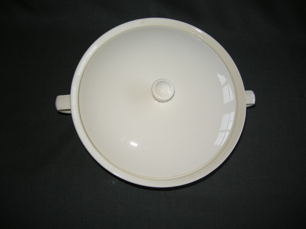 Petrus Regout roomwit 013. dekschaal O22 cm.