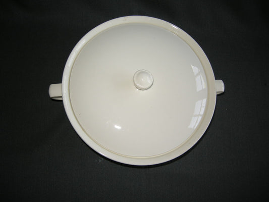 Petrus Regout roomwit 013. dekschaal O22 cm.