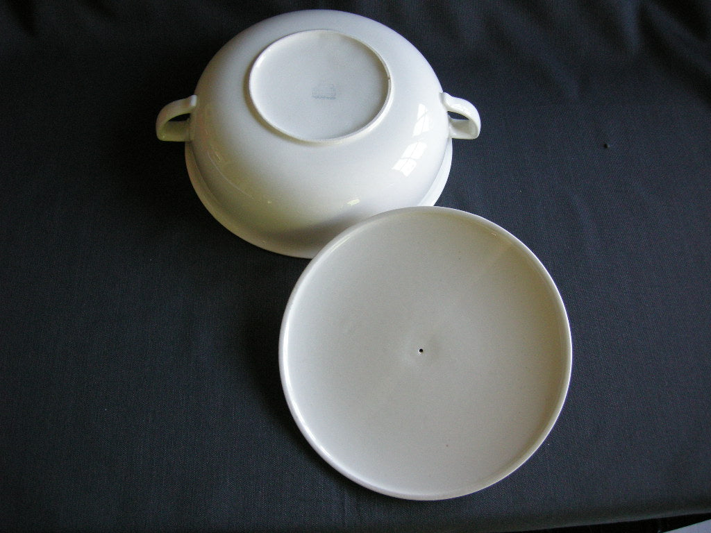Petrus Regout roomwit 013. dekschaal O22 cm.