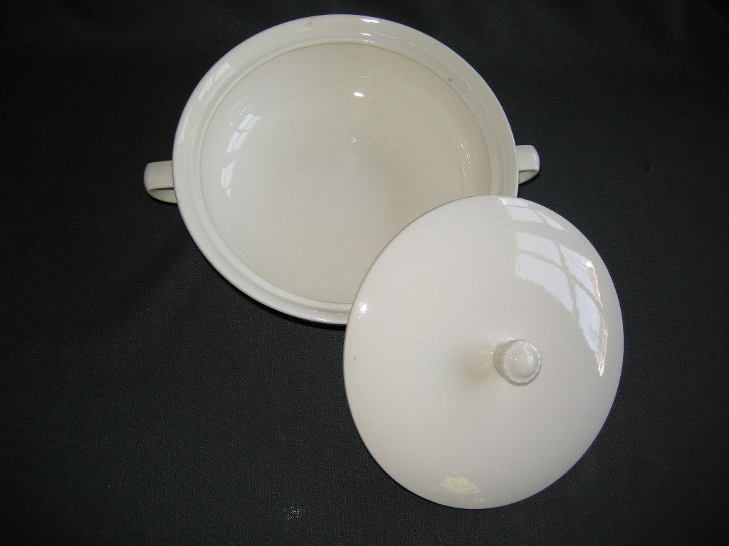 Petrus Regout roomwit 013. dekschaal O22 cm.