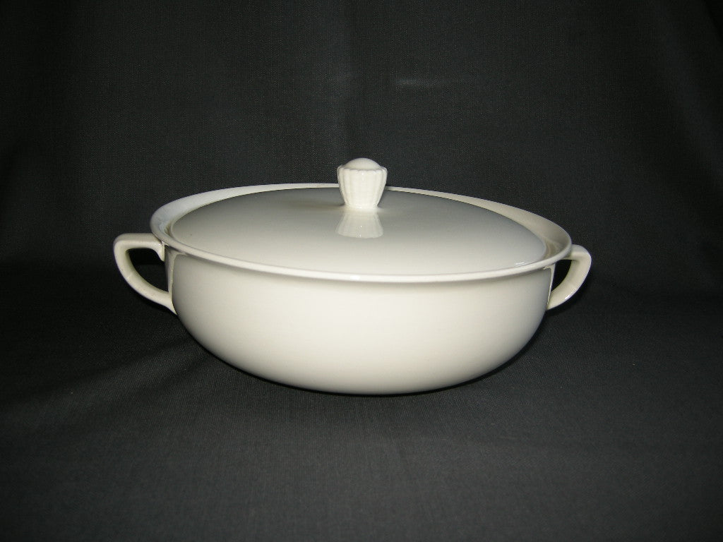 Petrus Regout roomwit 013. dekschaal O22 cm.