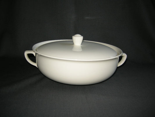 Petrus Regout roomwit 013. dekschaal O22 cm.