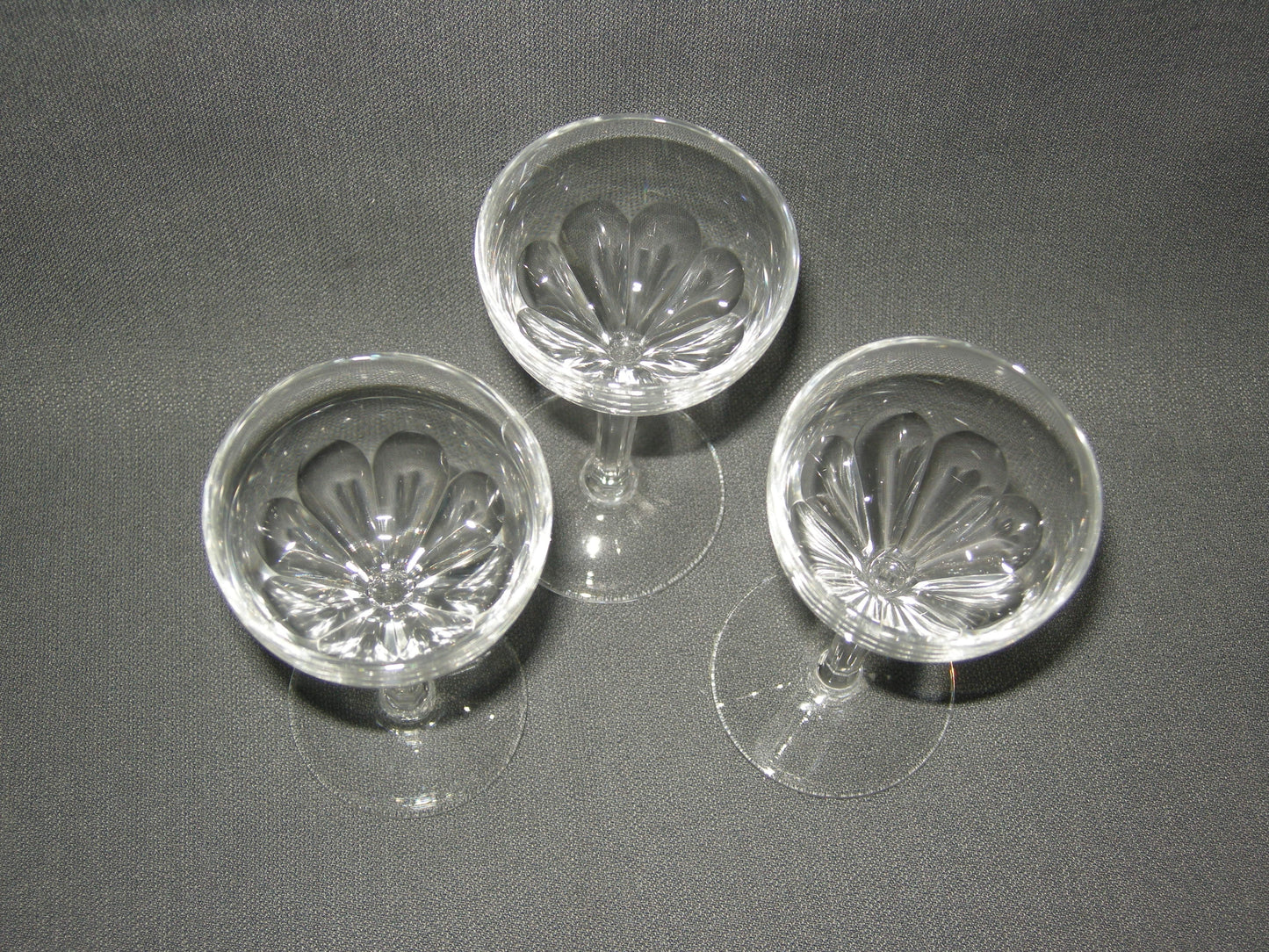 gebruikt glas / kristal glazen 013 c. 3 borrelglaasjes, hoogte 11,7 cm.