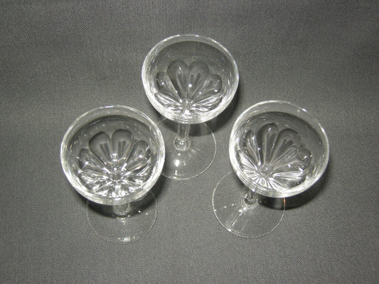 gebruikt glas / kristal glazen 013 c. 3 borrelglaasjes, hoogte 11,7 cm.