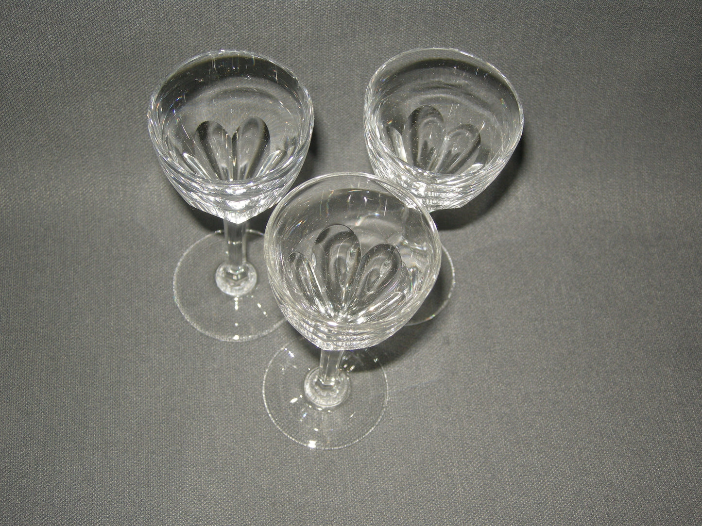 gebruikt glas / kristal glazen 013 d. 3 borrelglaasjes, hoogte 10,5 cm.