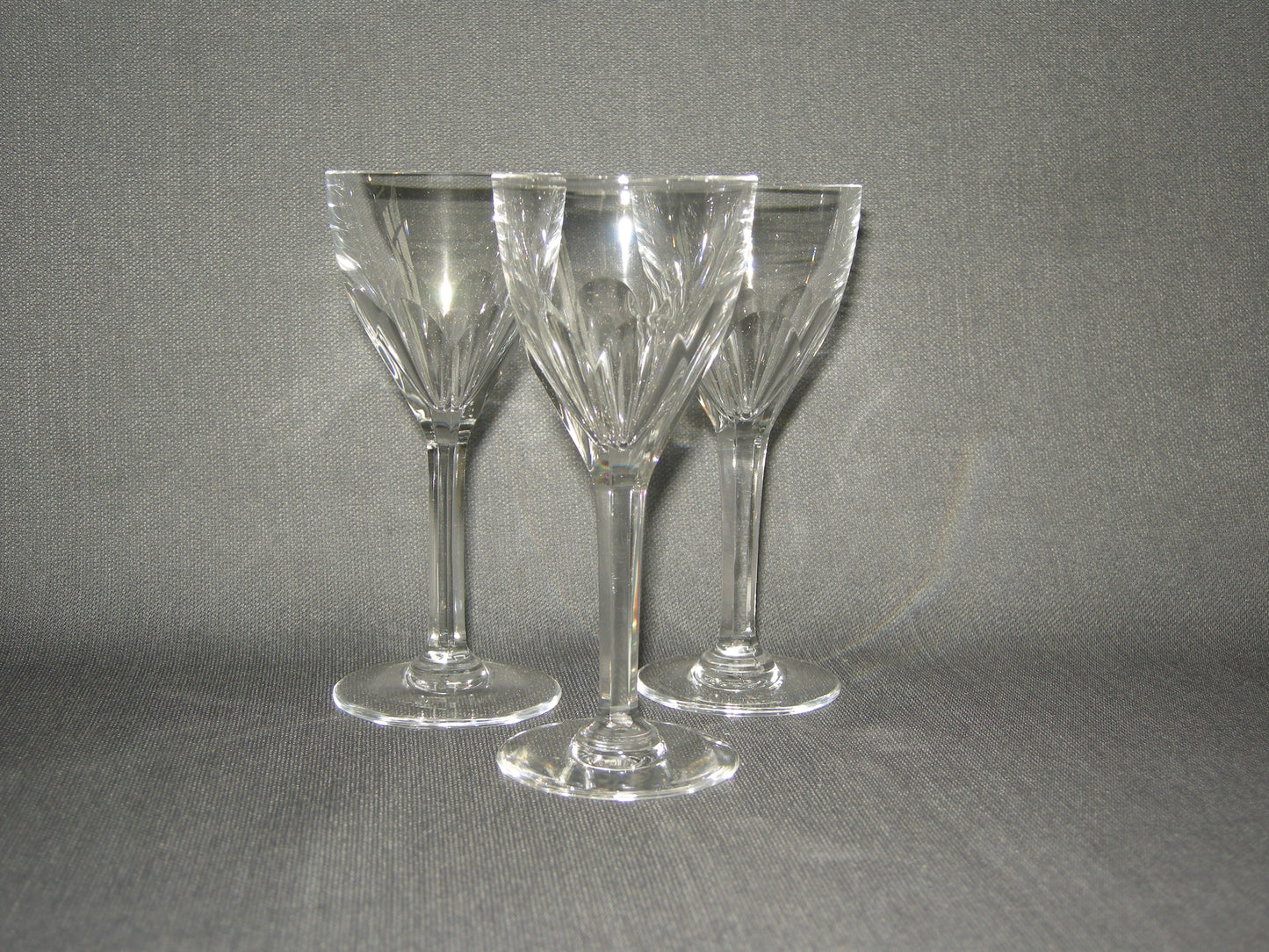 gebruikt glas / kristal glazen 013 d. 3 borrelglaasjes, hoogte 10,5 cm.