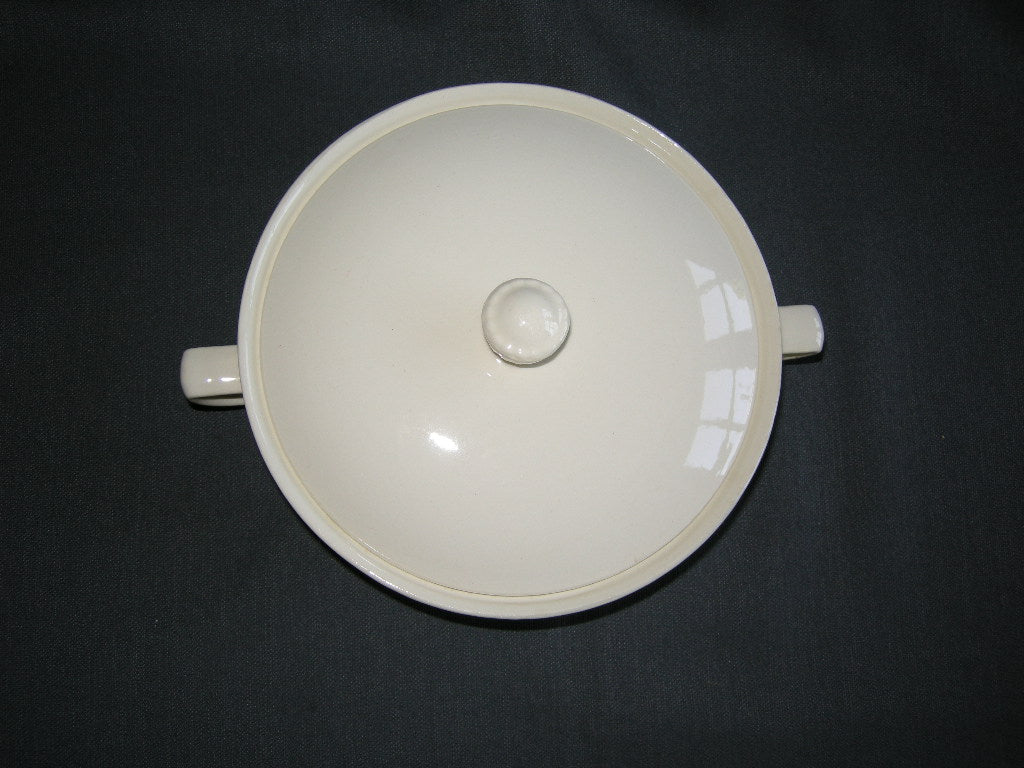 Petrus Regout roomwit 014. dekschaal O17 cm.