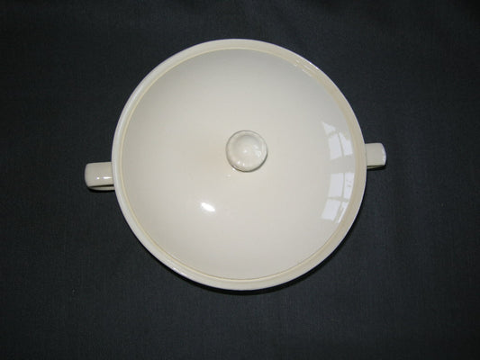 Petrus Regout roomwit 014. dekschaal O17 cm.