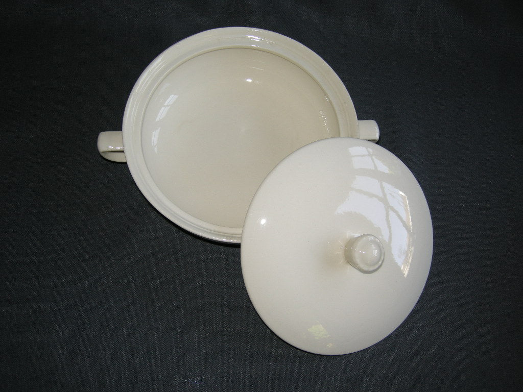 Petrus Regout roomwit 014. dekschaal O17 cm.