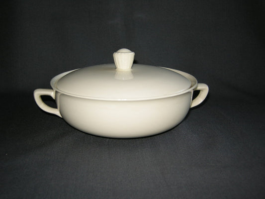 Petrus Regout roomwit 014. dekschaal O17 cm.