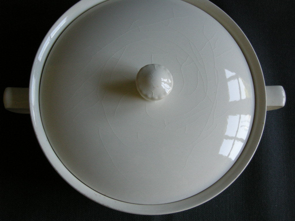 Petrus Regout roomwit 015. dekschaal O17 cm.