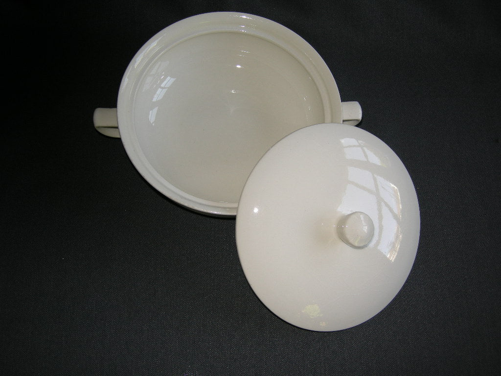 Petrus Regout roomwit 015. dekschaal O17 cm.