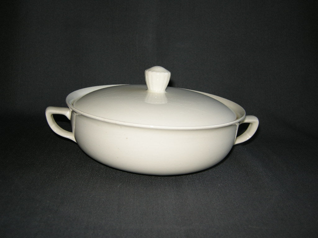 Petrus Regout roomwit 015. dekschaal O17 cm.