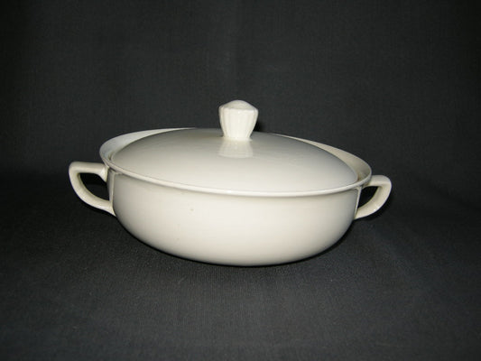 Petrus Regout roomwit 015. dekschaal O17 cm.