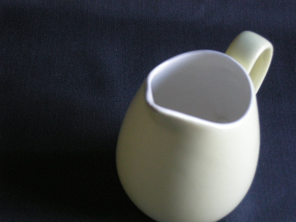 Petrus Regout / Royal Sphinx pastel geel 019. melkkannetje