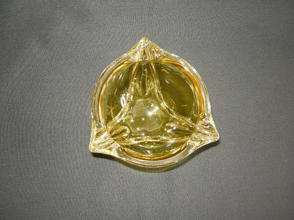glas - kristal geel 019. asbak 3-hoek
