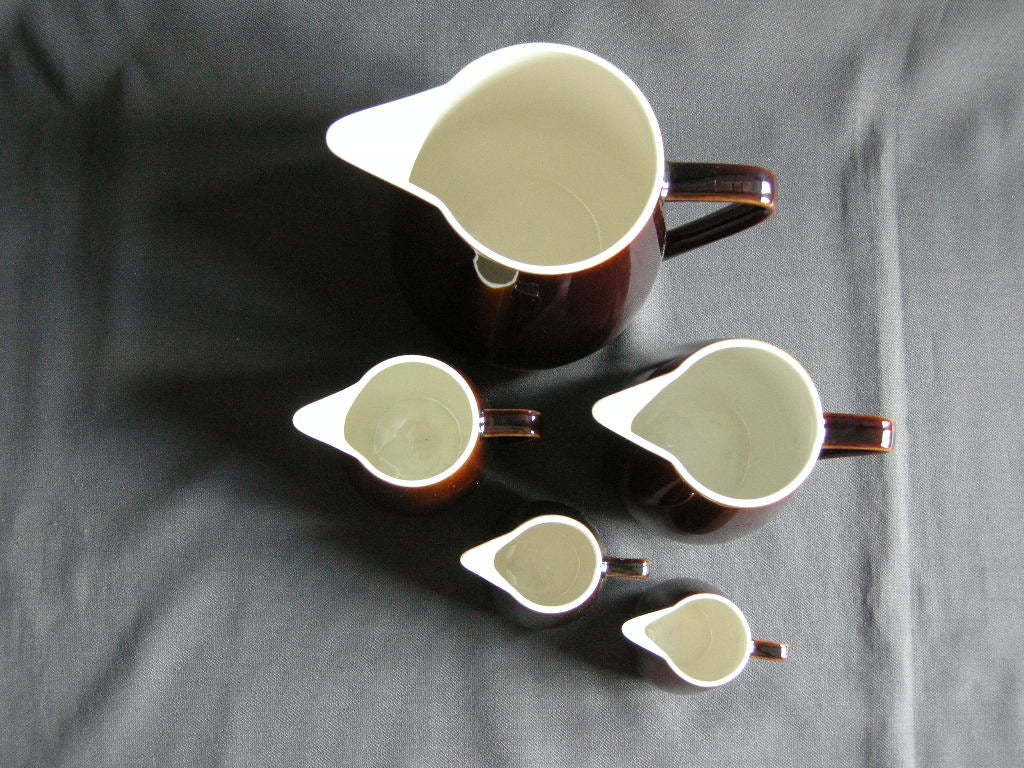 Villeroy & Boch bruin 019. Set van 5 schenkkannen