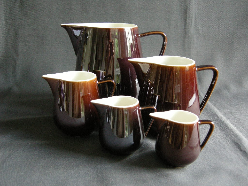 Villeroy & Boch bruin 019. Set van 5 schenkkannen
