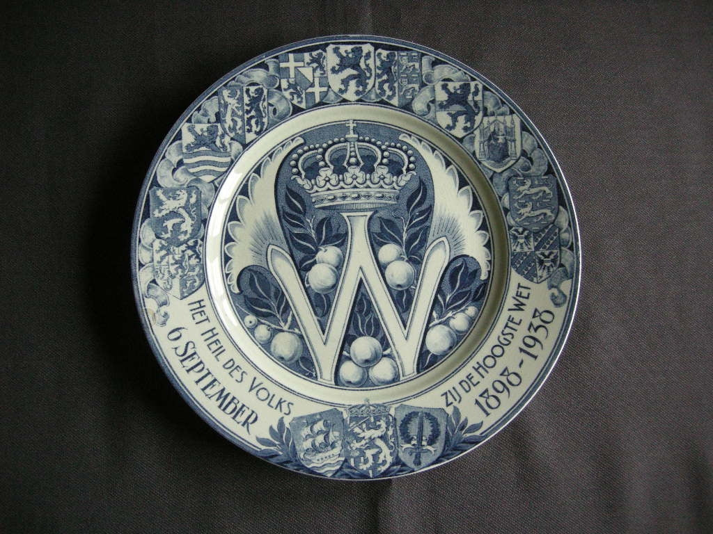 Verzamelen Koninklijk Huis 022. Societe Ceramique wandbord inhuldiging Wilhelmina