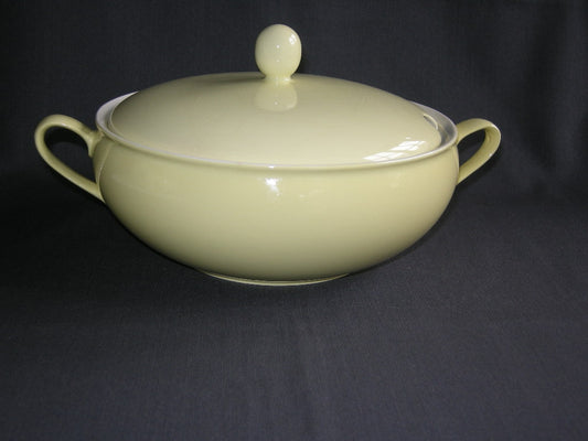 Petrus Regout / Royal Sphinx pastel geel 022. dekschaal Désiree met kleurloze craquelé deksel